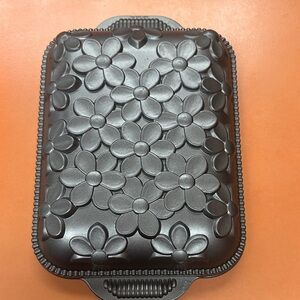 Nordic Ware Metallic Gray Decorative Cast Aluminum Covered Pan